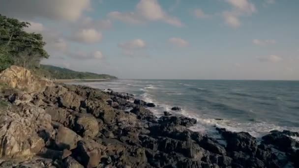 Crash Des Vagues Océaniques Sur Rivage Coucher Soleil Aérien — Video