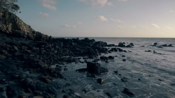 Ocean Waves Crash Στην Ακτή Στο Sunset Aerial — Αρχείο Βίντεο