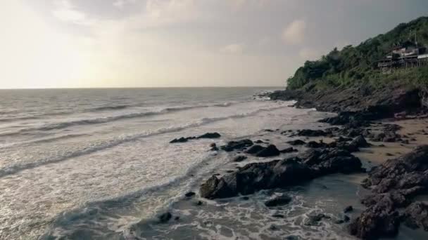 Ocean Waves Crash Στην Ακτή Στο Sunset Aerial — Αρχείο Βίντεο