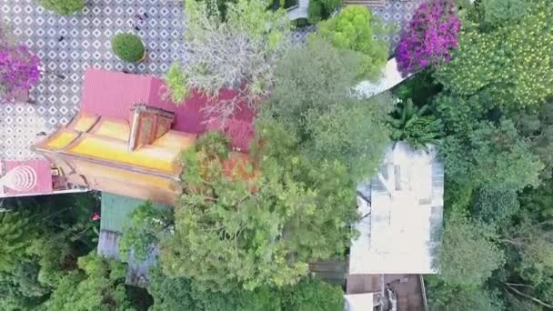 Aerial of Golden Buddhist Temple on Top of Mountain à Chiang Mai, Doi Suthep, Thaïlande du Nord 01 