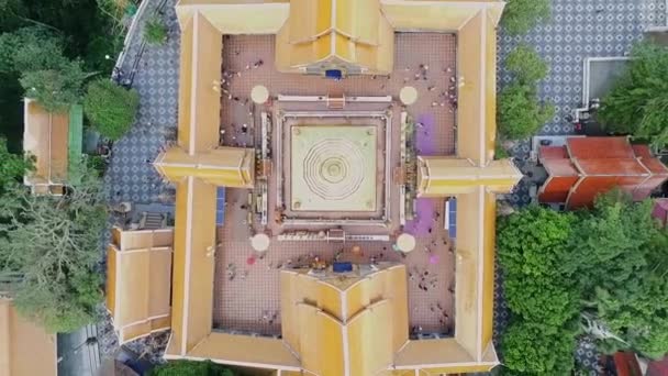 チエンマイの山の上にある金色の仏教寺院の空中 土井Suthep Northern Thailand — ストック動画