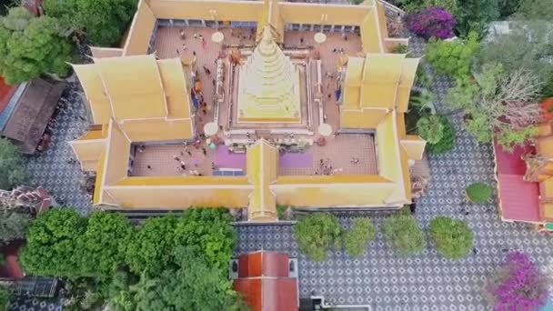 チエンマイの山の頂上にある金色の仏教寺院の空中 土井Supp 北タイ03 — ストック動画