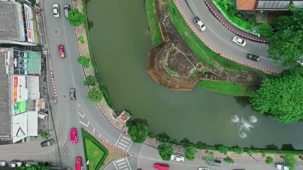 Vista Aérea Coches Tráfico Casas Lago Ciudad Chiang Mai Tailandia — Vídeos de Stock