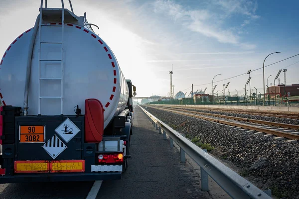 Endüstriyel bölgede tank kamyonu