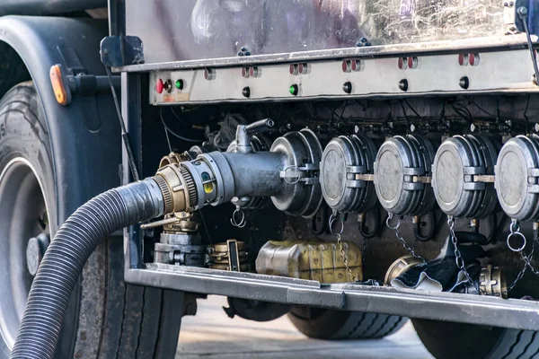 Het Lossen Van Diesel Uit Een Tankwagen — Stockfoto