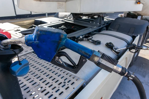 Yakıt ikmali bir kamyonda