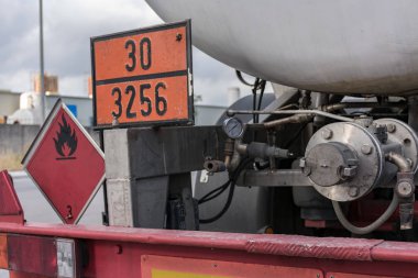 Tehlikeli mallardan oluşan bir tank kamyonu