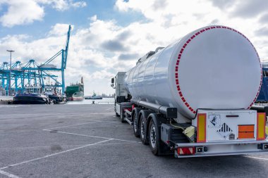 Tehlikeli mallardan oluşan bir tank kamyonu