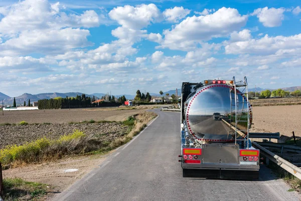 Camión Cisterna Comida Conduciendo Por Carretera Estrecha — Foto de Stock