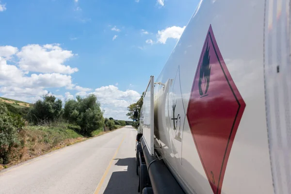 Tehlikeli mallardan oluşan bir tank kamyonu