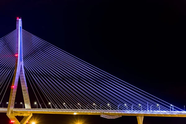 Puente Colgante Con Iluminación Nocturna —  Fotos de Stock