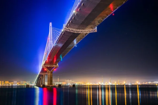 Puente Colgante Con Iluminación Nocturna —  Fotos de Stock