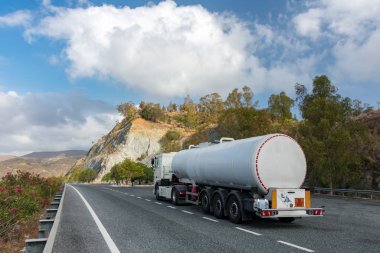 Tehlikeli mallardan oluşan bir tanker.