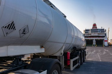 Feribotlar için yakıt tankı kamyonu