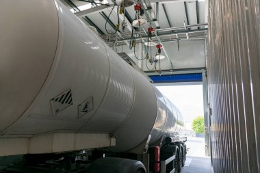 Tehlikeli mallar için bir tank kamyonu.