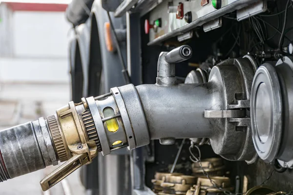 Yakıt tankını boşaltmak için bağlantı.