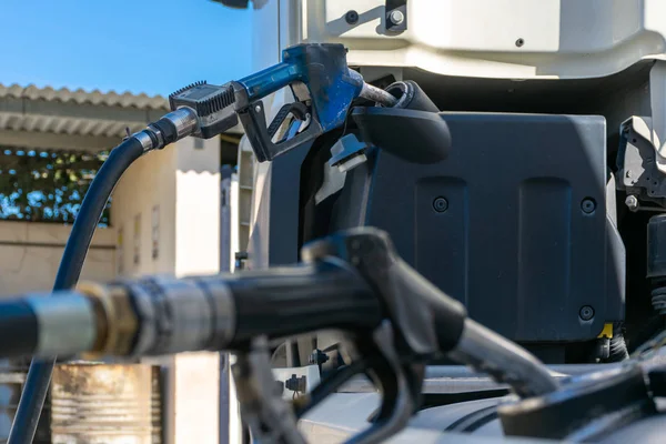 Yakıt ikmali bir kamyonda