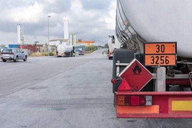 Tehlikeli mallardan oluşan bir tank kamyonu