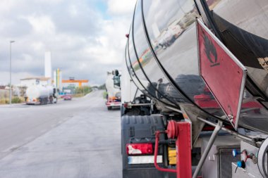 Tehlikeli mallardan oluşan bir tank kamyonu