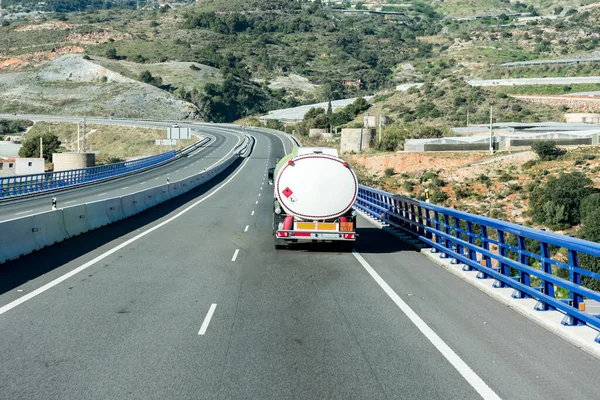 Tanklastzug Auf Der Rechten Spur Unterwegs — Stockfoto