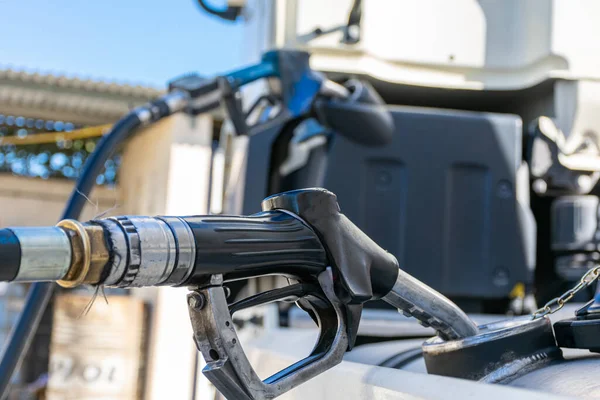 Bir kamyona yakıt ikmali yapıp depoyu doldururken.