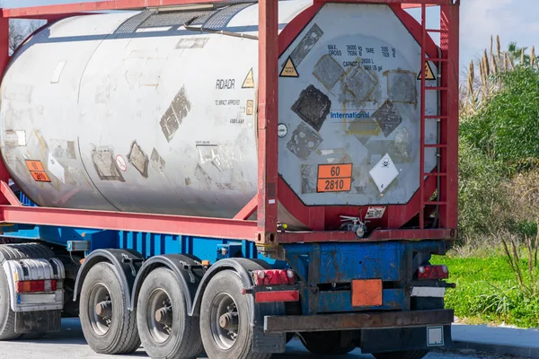 Tehlikeli malların taşınması için onaylanan konteynır, bitişik tehlike ve zehirli kargo etiketinin göstergesi olan turuncu paneller ile.