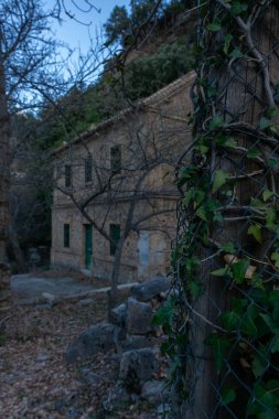 Kablo ve asma yapraklı bir direk bir kır evine erişimi sağlar.