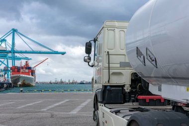 Limanda gemi tedarik etmek için tehlikeli mallarla dolu bir tanker var.
