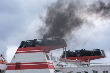 Motorları çalıştırırken siyah duman çıkaran gemi bacaları