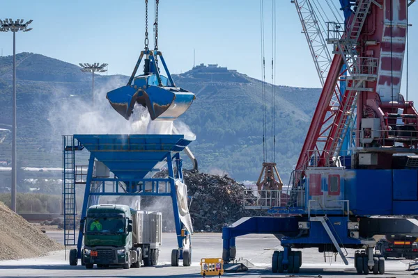 Limanda gübre taşıyan bir gemi boşaltılıyor.