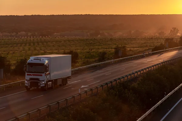 Lkw Mit Kühlsattelanhänger Fährt Bei Sonnenuntergang Auf Der Autobahn — Stockfoto