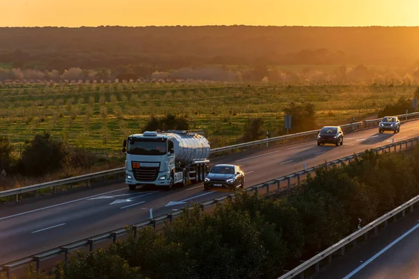 Tanklastzug Mit Gefahrgut Auf Der Autobahn Bei Sonnenuntergang Unterwegs — Stockfoto