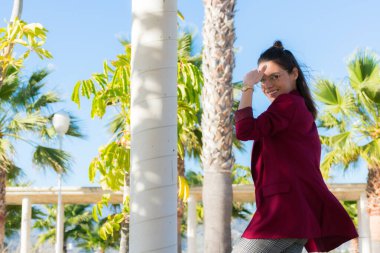 Genç ve güzel bir kız kendini güneşten koruyor.