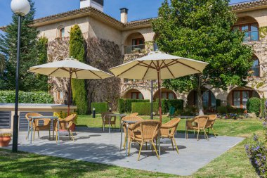 Şehir çukurlarının tepesinde bulunan otel, yeni köprünün yanında, Ronda 'nın en turistik bölgesi ve Sierra de Grazalema manzaralı. 12 / Mart / 2020