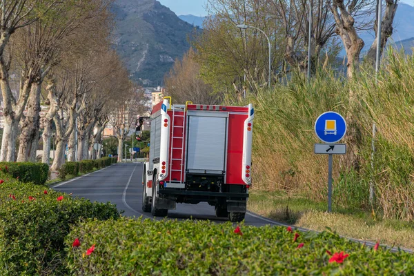 Traffic sign for vehicles that transport dangerous goods forcing them to turn right