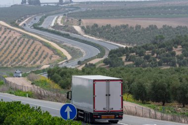 Bozulabilir gıdaların otoyolda dolaşması için soğutulmuş yarı karavanı olan eklemli bir kamyon.