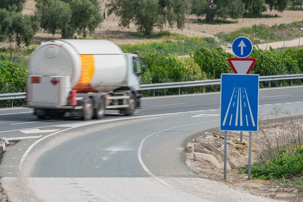 Camión Cisterna Gas Con Mercancías Peligrosas Movimiento Circulando Por Carretera — Foto de Stock
