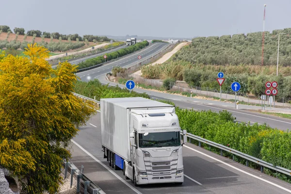Bozulabilir gıdaların otoyolda dolaşması için soğutulmuş yarı karavanı olan eklemli bir kamyon.