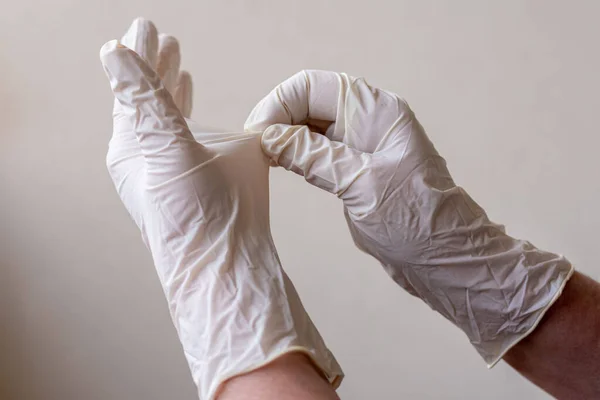 女用带乳胶手套的手 安全有效地摘除手套 避免感染 — 图库照片
