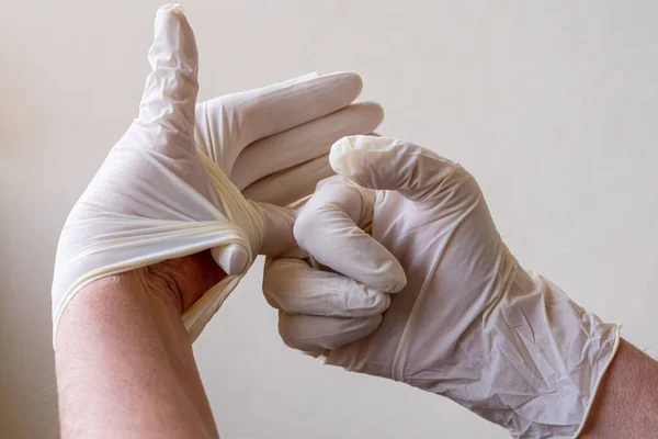 女用带乳胶手套的手 安全有效地摘除手套 避免感染 — 图库照片