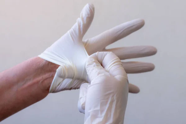 Kvinnors Händer Med Latexhandskar Avlägsna Handskar Säkert Och Effektivt För — Stockfoto