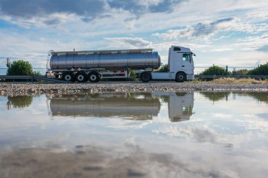 Otobanda yanıcı tehlikeli maddeler taşıyan bir tanker.