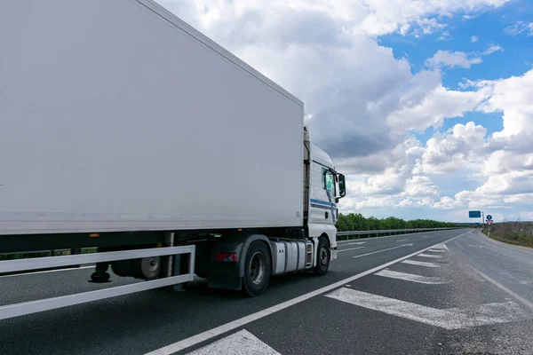 Camión Con Semirremolque Refrigerado Para Transporte Alimentos Perecederos Que Circulan — Foto de Stock