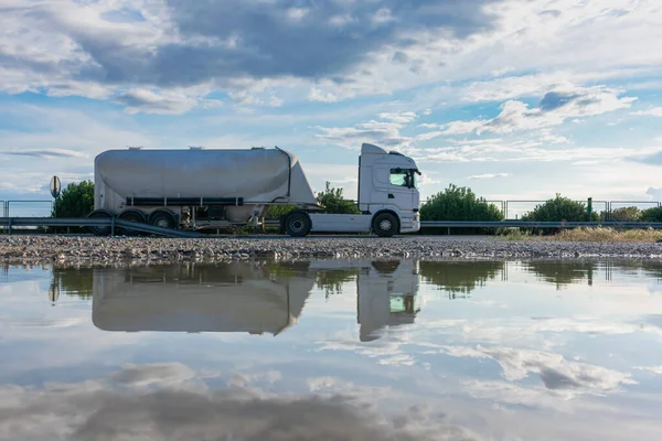 Ciężarówka Cysterna Transportu Cementu Luzem Autostradzie — Zdjęcie stockowe