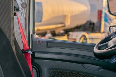 Kırmızı emniyet kemeri, tehlikeli malları taşıyan kamyonları tanımlamak..