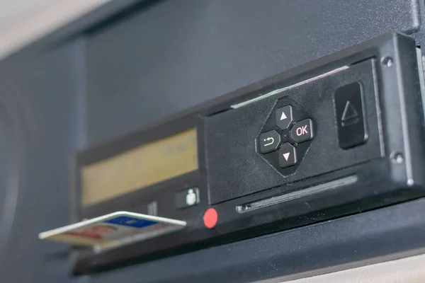 Araç tachograph tarayıcı düğmeleri ve sürücü kartı eklemeye hazır