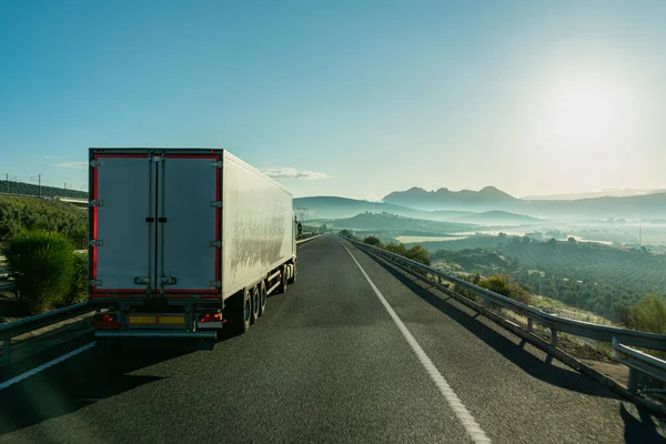 Vrachtwagen Rijdt Snelweg Voor Een Mistig Landschap — Stockfoto