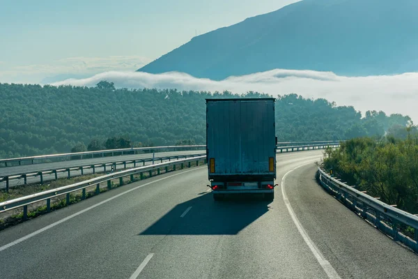 Camión Conduciendo Carretera Frente Paisaje Niebla — Foto de Stock