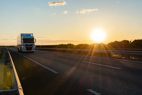 Ciężarówka Chłodnią Naczepy Jazdy Autostradzie Niskim Nasłonecznieniem Wieczorem — Zdjęcie stockowe