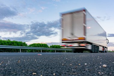 Kamyon yüksek hızda otoyolda gidiyor.